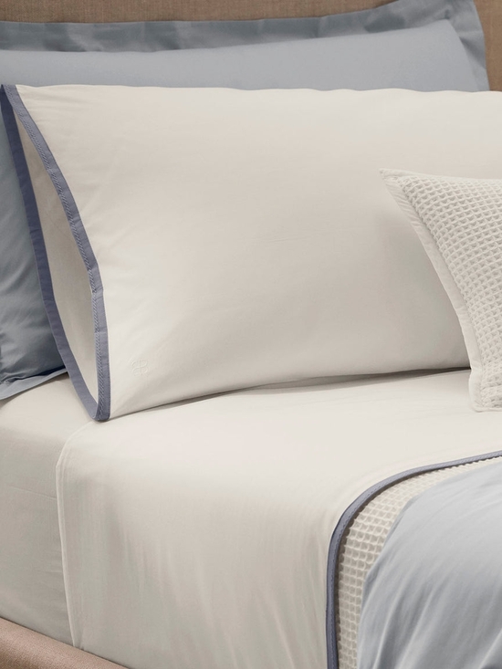 Boll And Branch Percale Hemmed Sheet Set, King/Cal King - White/Bay - Picture 3 of 9